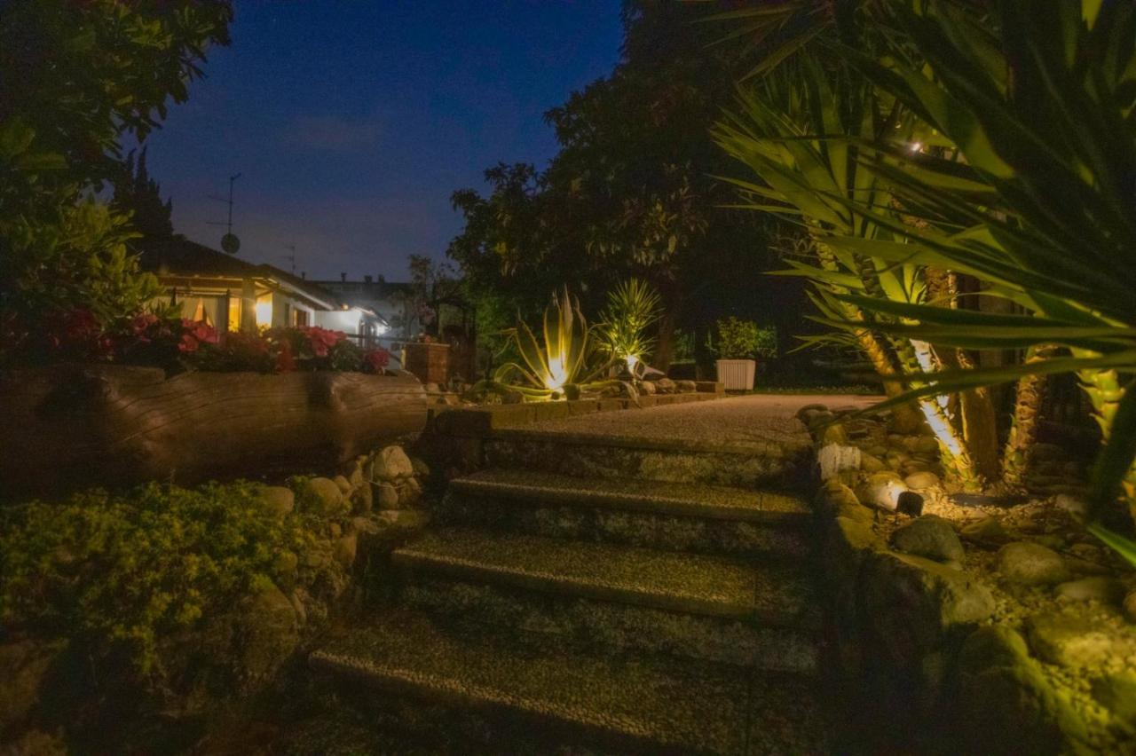 Casnate Con Bernate B&B Villa Mirella מראה חיצוני תמונה