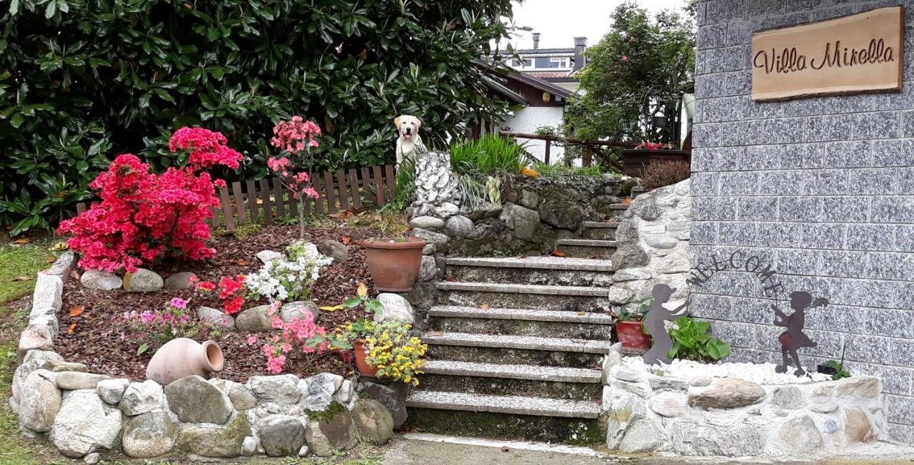 Casnate Con Bernate B&B Villa Mirella מראה חיצוני תמונה